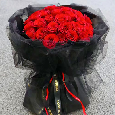 汕头33朵红玫瑰黑色包装，此花表真心