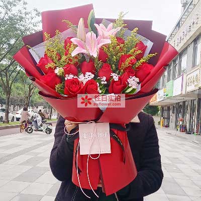 汕头19朵红玫瑰百合，与你幸福前行