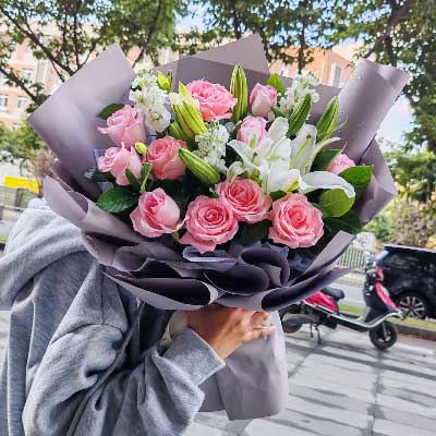 汕头11朵戴安娜粉玫瑰百合，与你一起追逐梦想