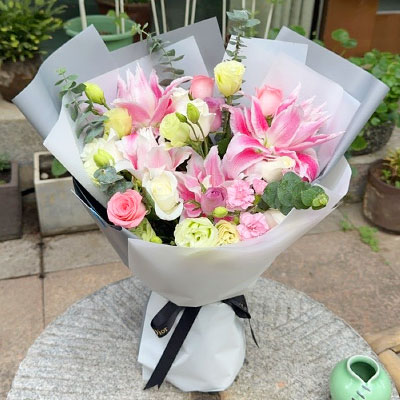 汕头9朵玫瑰混搭百合，爱恋纯真无邪