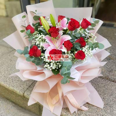 汕头11朵红玫瑰百合，全世界里只有一个你